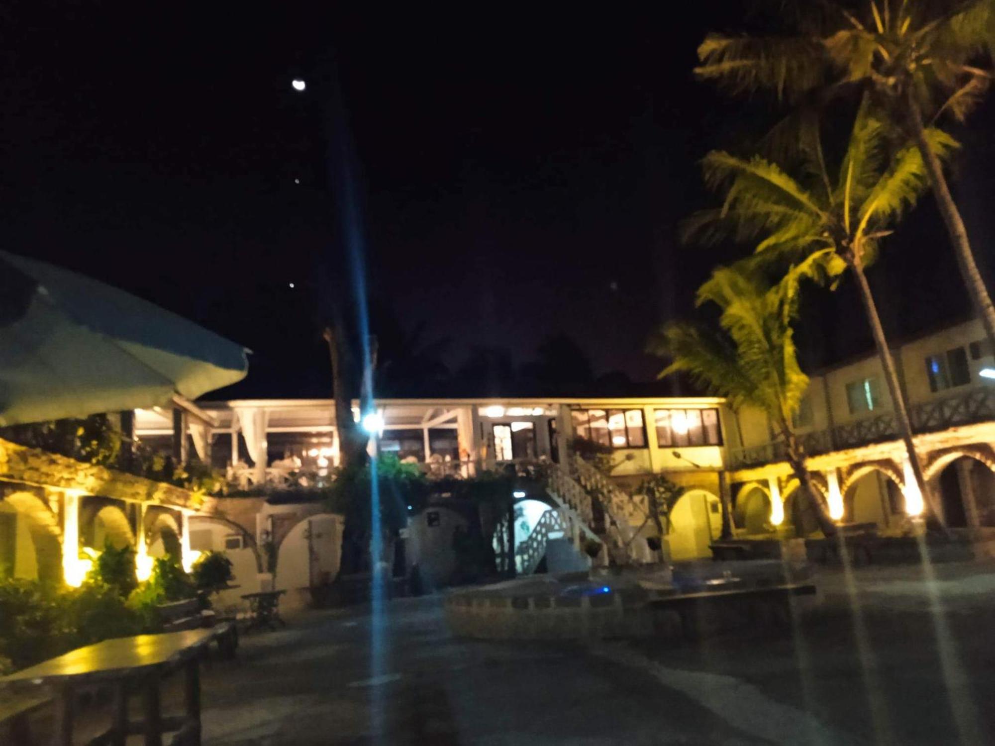Sinabacan Sunbloom Beachfront Hotel And Restaurant Zambales חדר תמונה